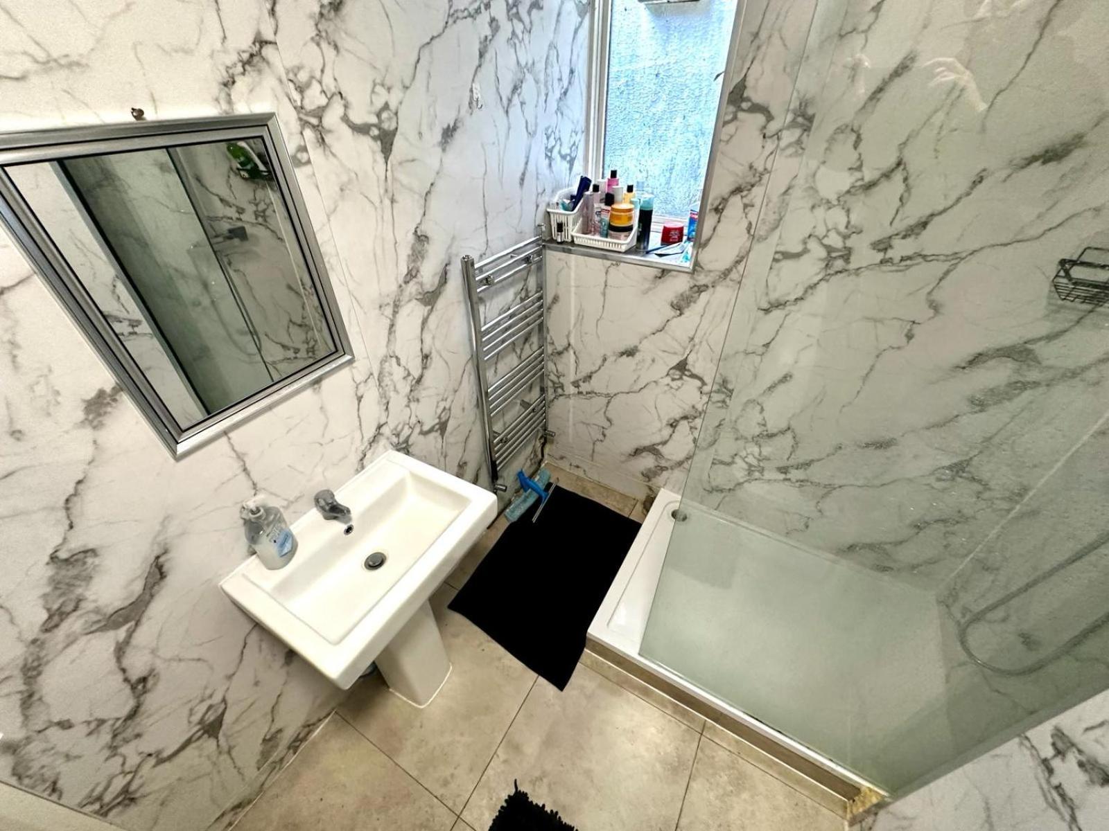 Whitechapel Station Rooms R1 伦敦 外观 照片
